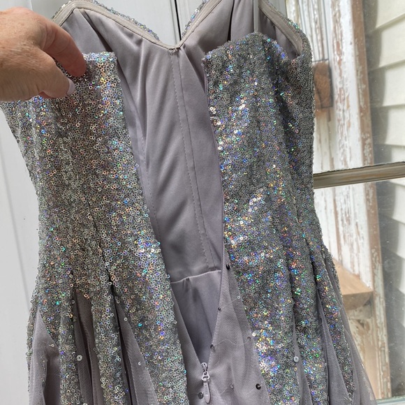 Size 3/4 party dress. - Picture 5 of 10